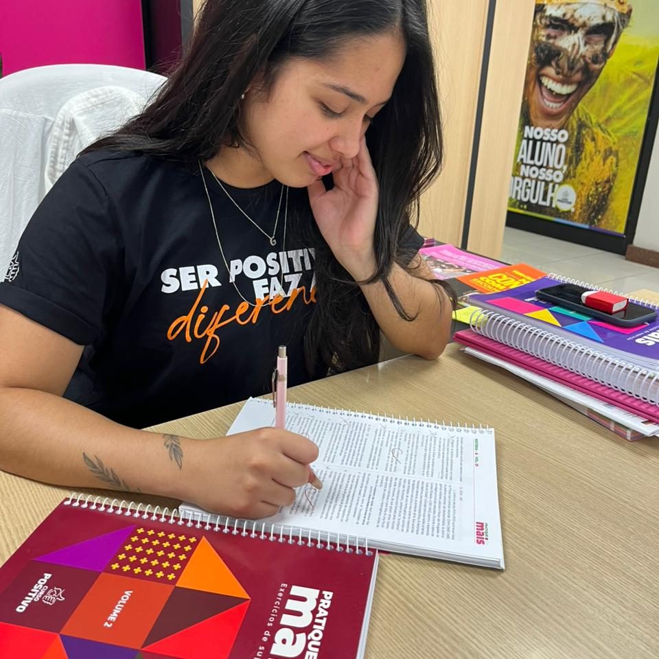LEGENDA - Aluna do Curso Positivo utilizando a apostila